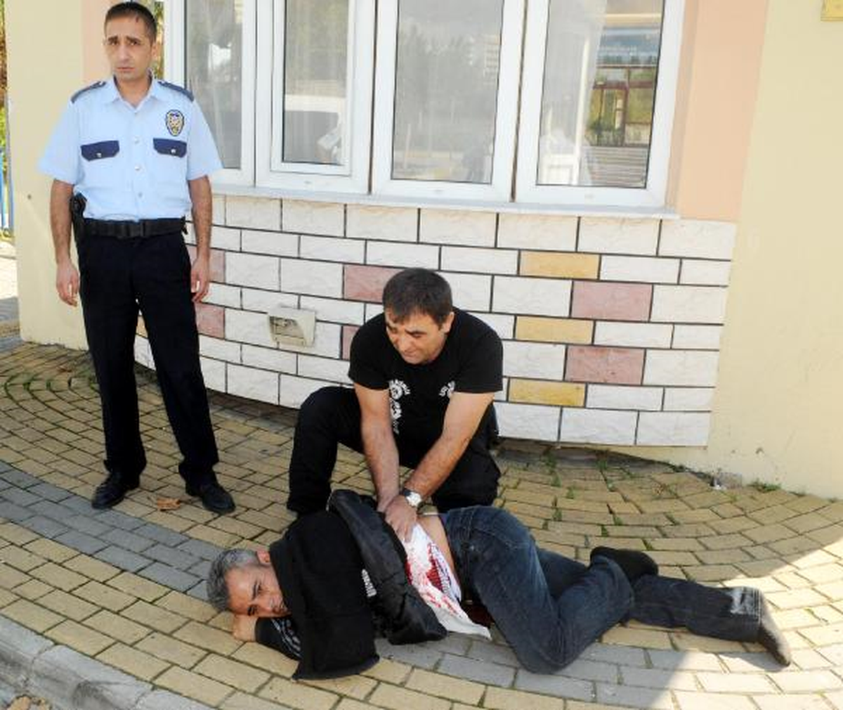 Eşini Taciz Eden Arkadaşını Bıçakladı