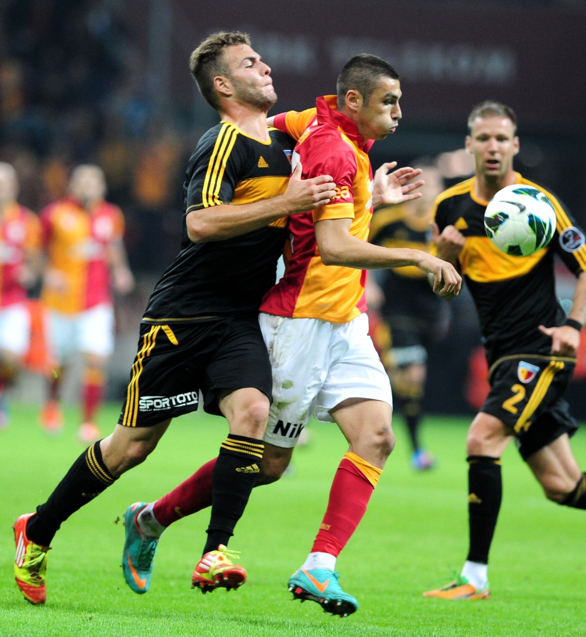 Galatasaray Kayserispor\'u 3 Golle Geçti