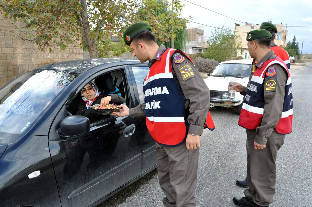 Jandarma Sürücülere Çikolata ve Şeker Dağıttı
