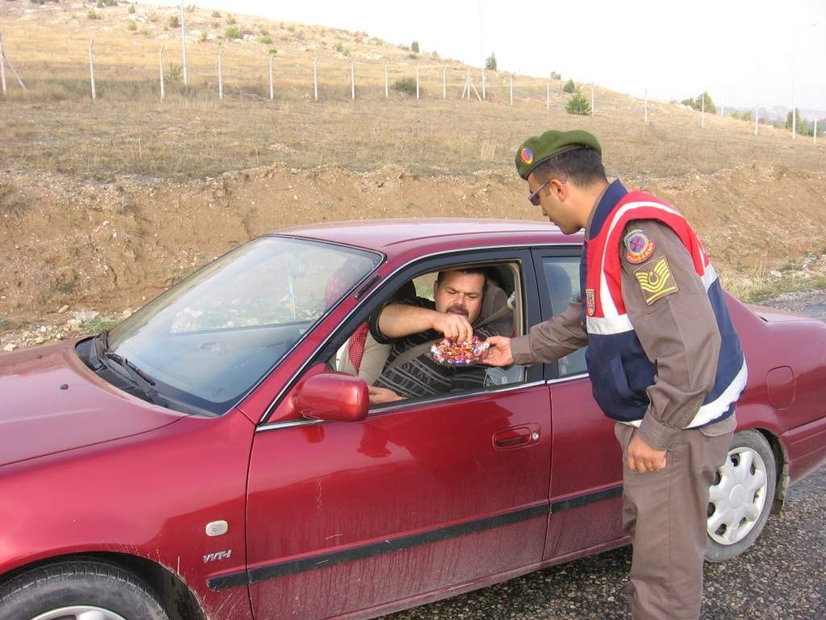 Jandarma Trafik Ekipleri Hem Uyardı Hem Çikolata İkram Etti