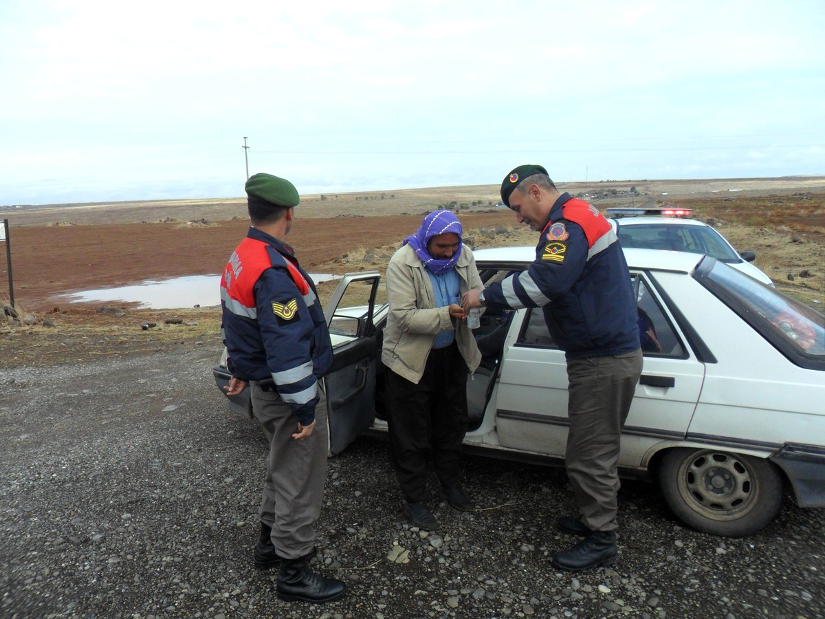 Jandarma, Uygulama Noktasında Sürücülere Şeker Dağıttı