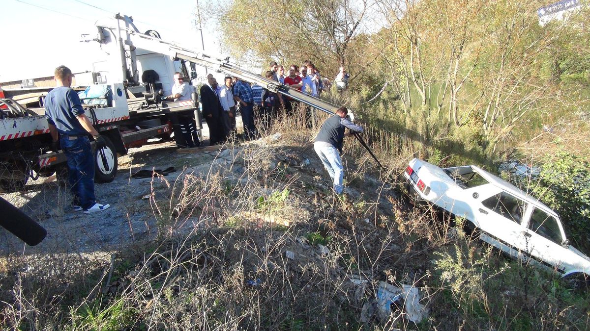 Karadeniz Ereğli\'de Otomobil Dereye Uçtu: 3 Yaralı