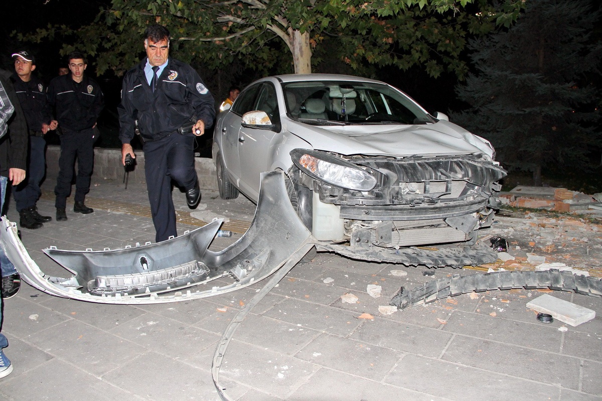 Kontrolden Çıkan Otomobil, Yayaların Arasına Daldı: 6 Yaralı