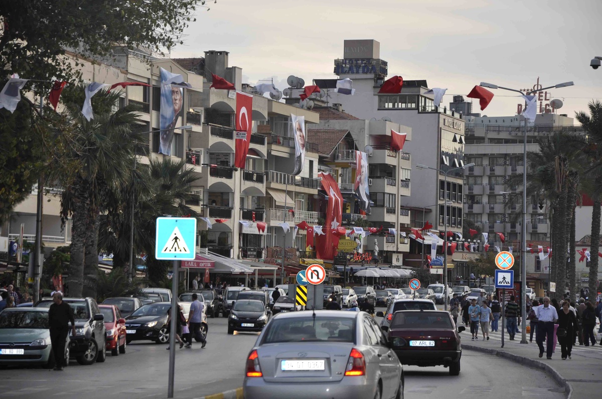 Kuşadası 29 Ekim İçin Süslenmeye Başlandı