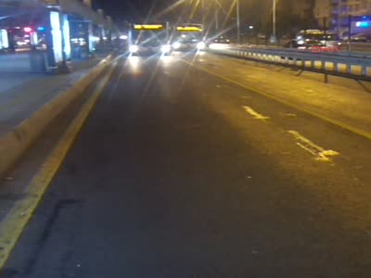Metrobüs Gelmeyince Yol Kestiler