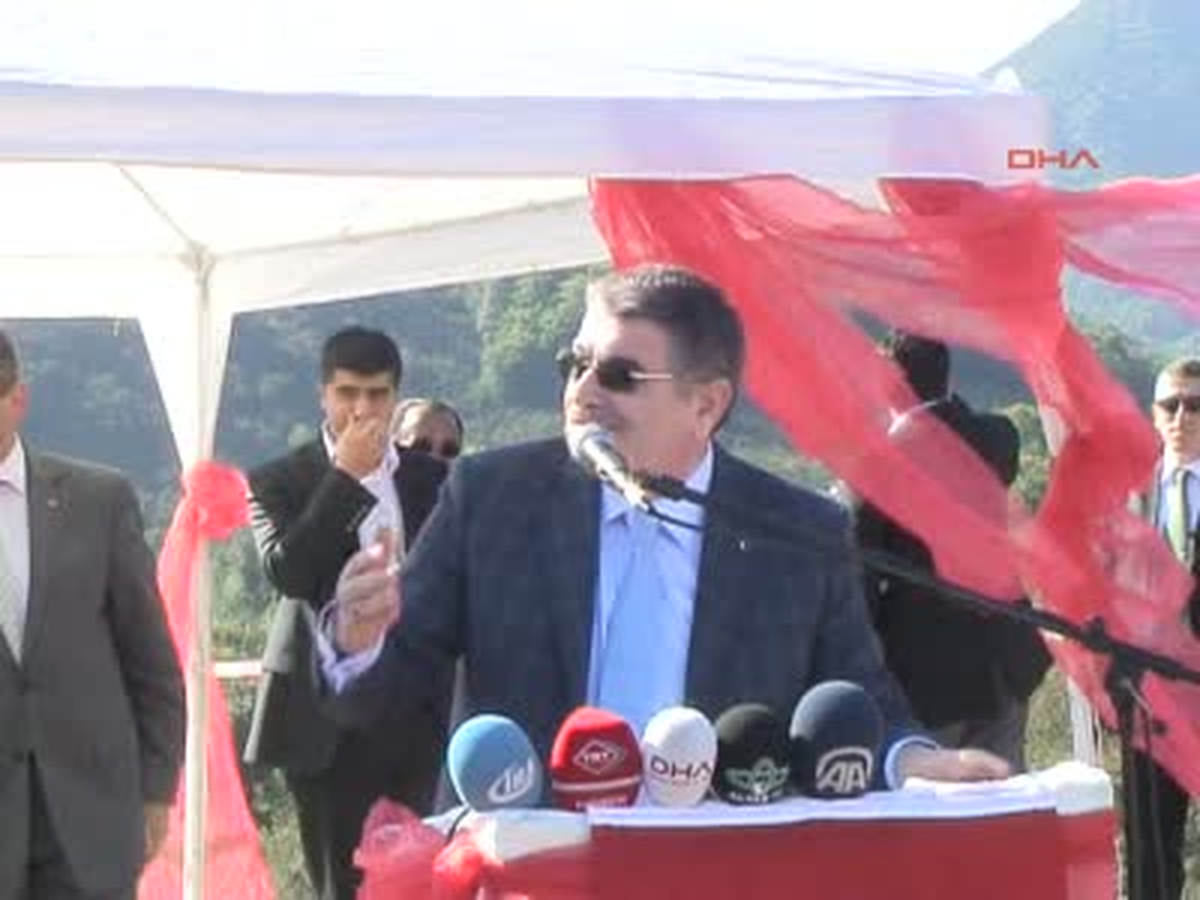 Kürsüye Türkü Söyleyerek Çıktı