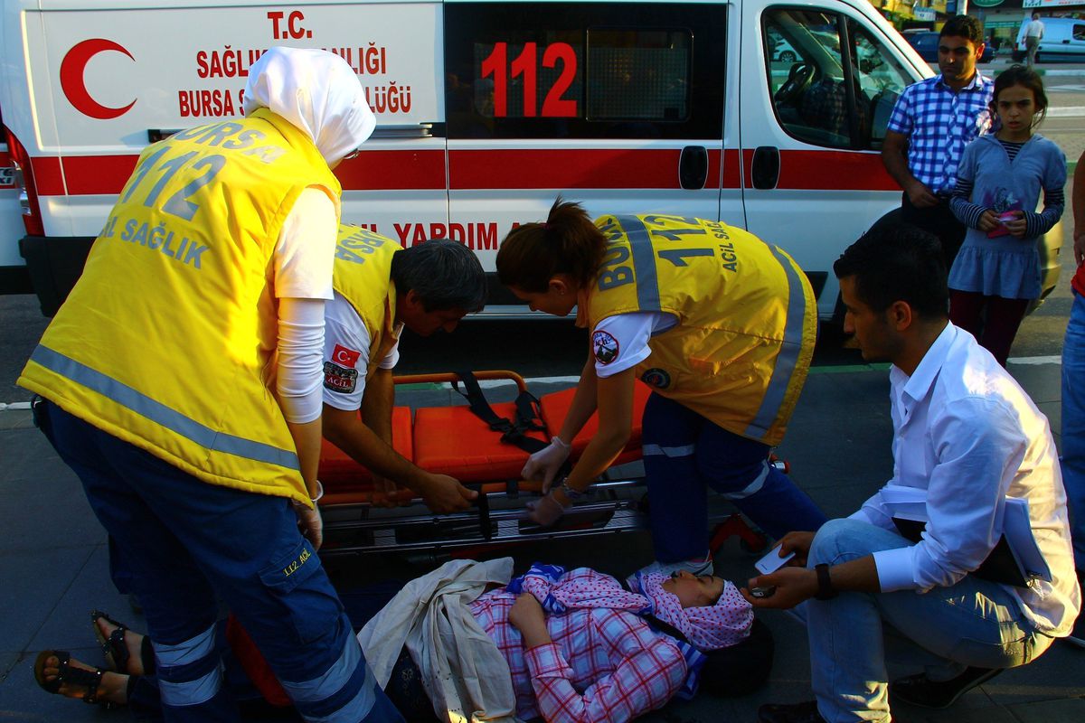 Otobüs Beklerken Bayıldı