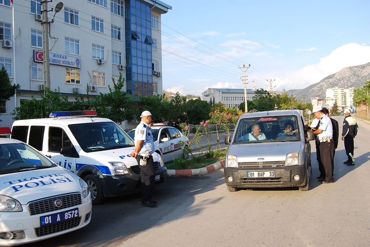 Polisten Çikolata İkramı