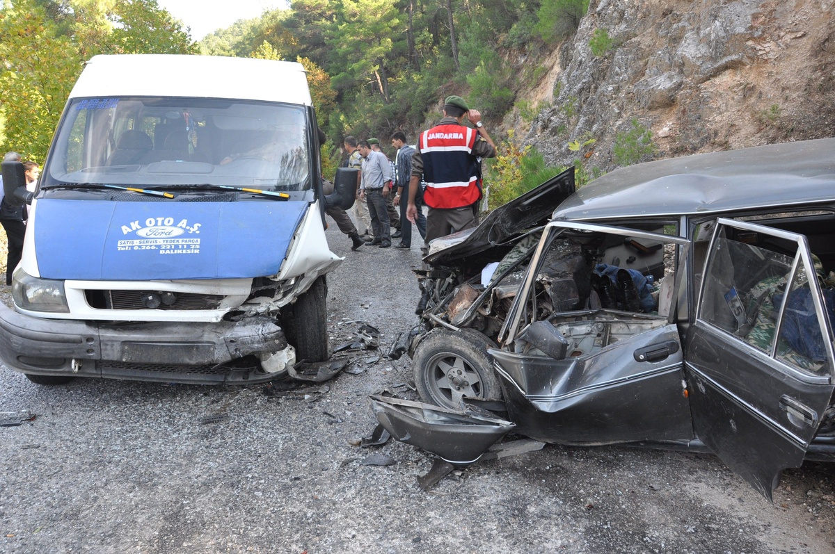 Soma\'da Otomobil ile Minibüs Çarpıştı: 12 Yaralı
