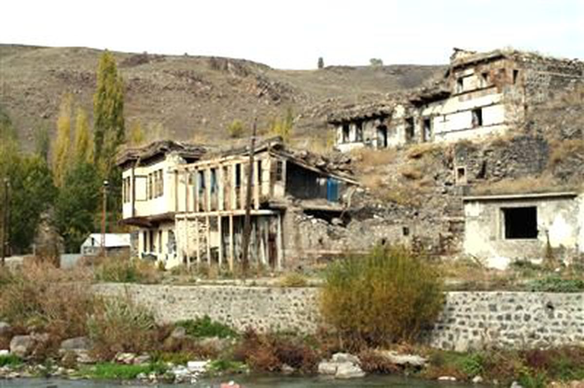 Tarihi Evler ve Hamamlar Yıkılıyor