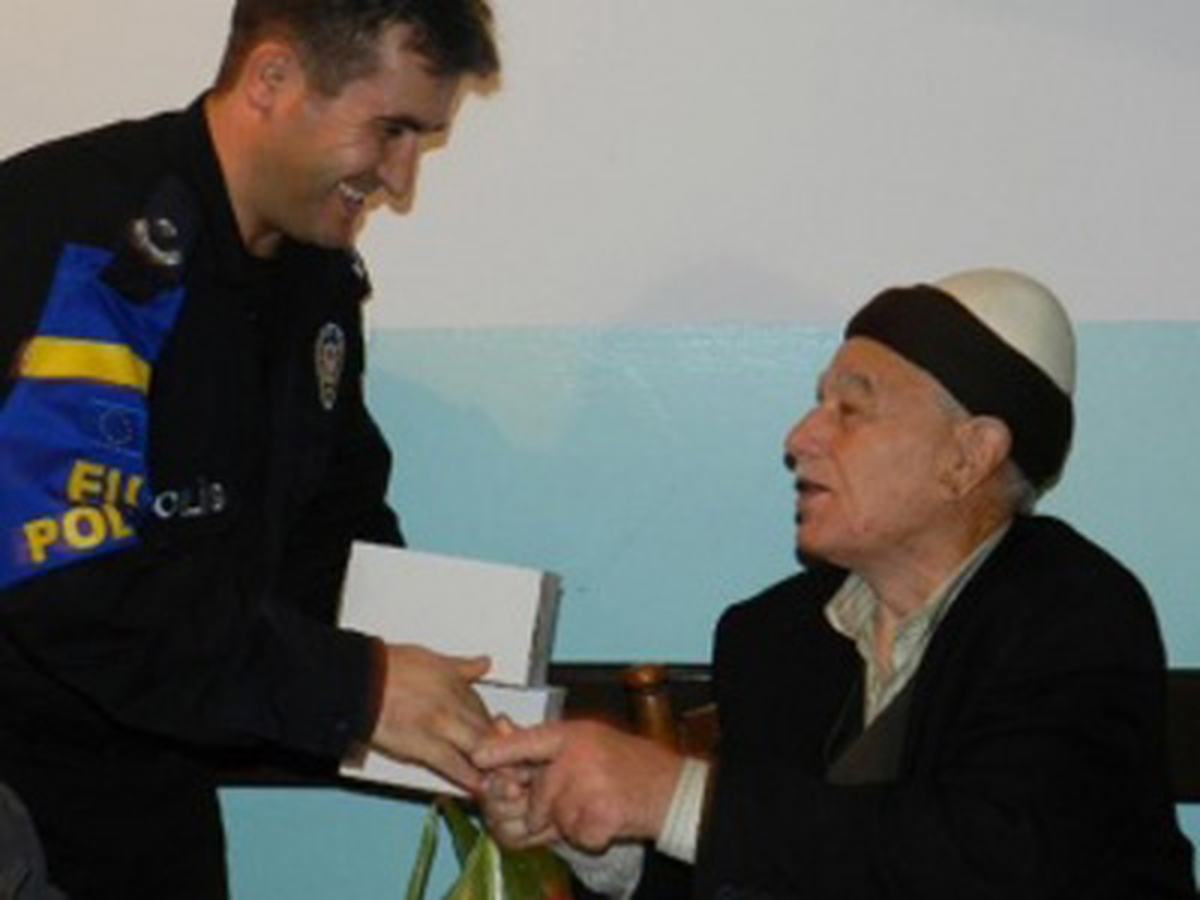 Türk Polisi Kosova\'da Yaşlıları Unutmadı