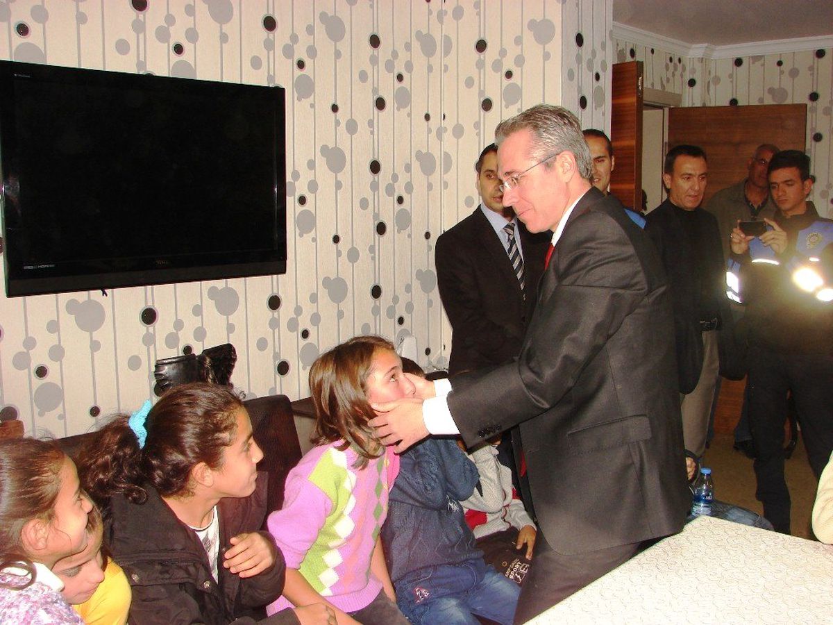 Vanlı Çocuklar, İl Emniyet Müdürünün Bayramını Kürtçe Şarkılarla Kutladı