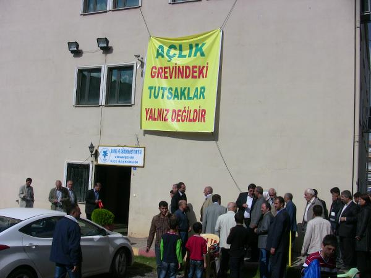 Viranşehir\'de BDP\'liler AK Parti Önüne Siyah Çelenk Bıraktı