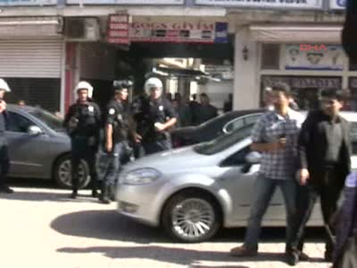 Viranşehir\'de BDP\'liler Ak Partiye Siyah Çelenk Bıraktı