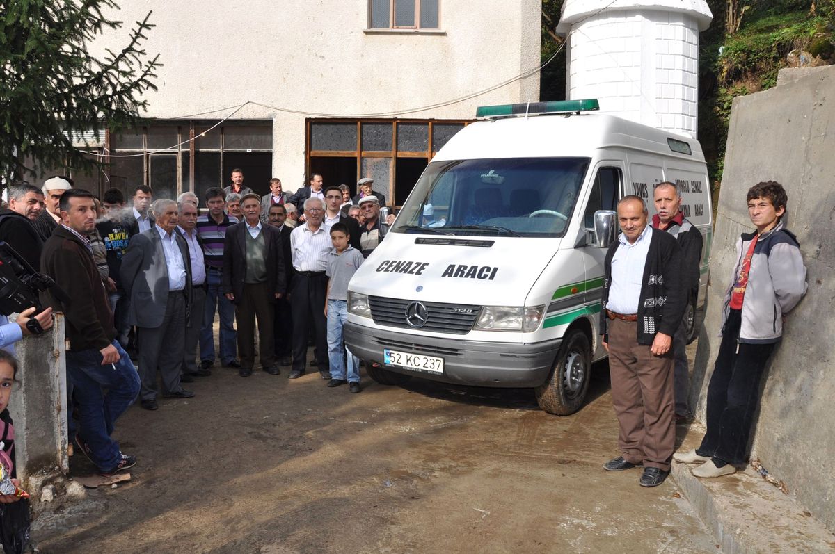 Yardımlaşmayla Köye Cenaze Aracı Aldılar