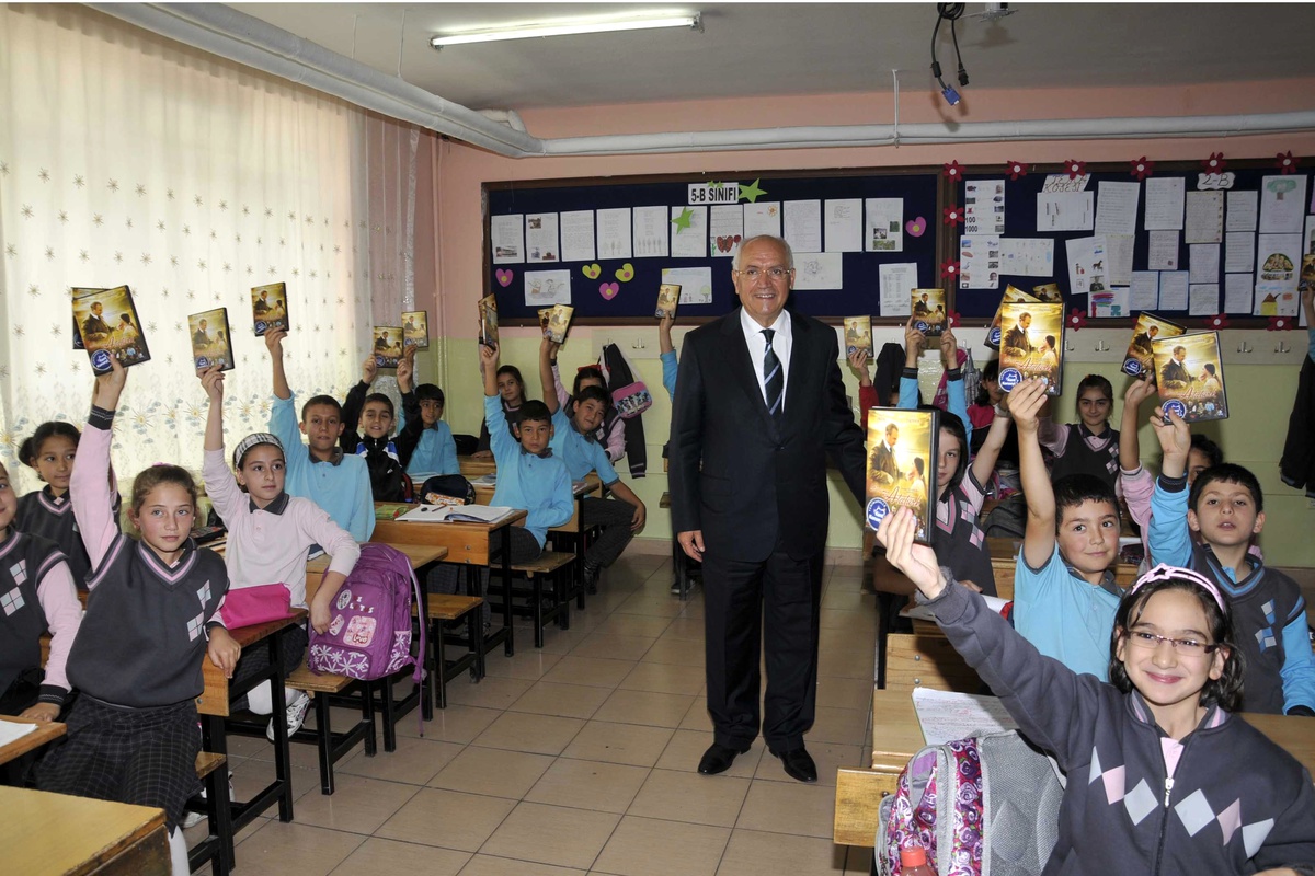 Yenimahalleli Miniklere 29 Ekim Hediyesi