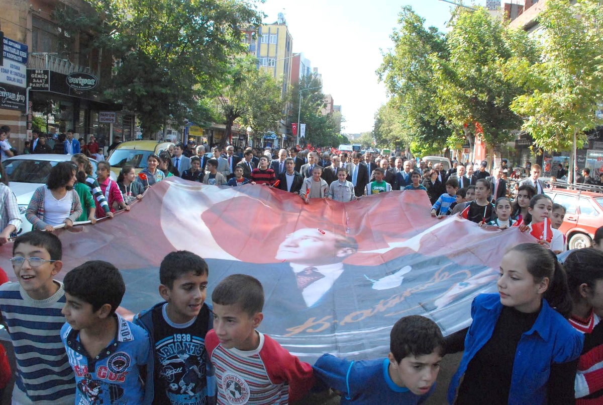 Adıyaman\'da Cumhuriyet Yürüyüşü Düzenlendi