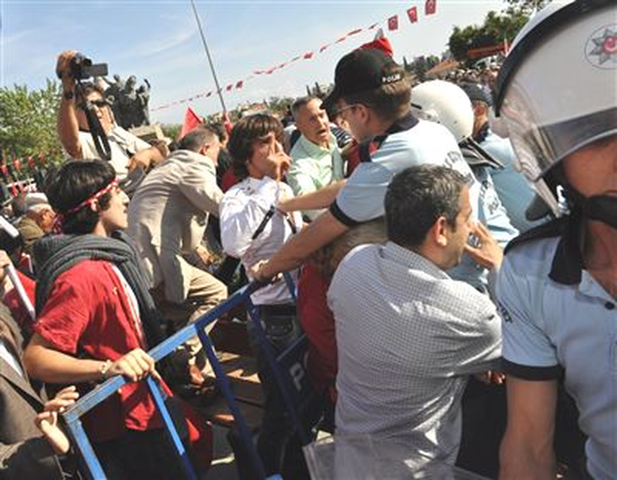 Antalya\'da Çelenk Koyma Krizi )