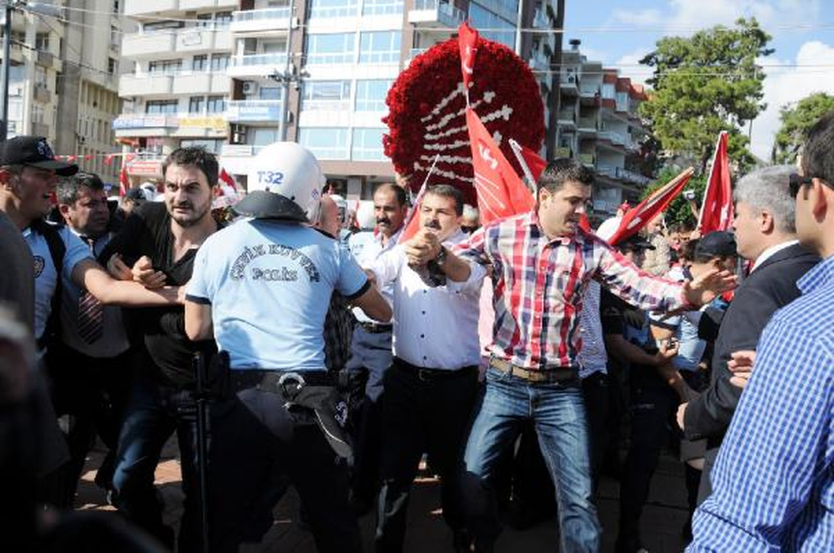 Antalya\'da CHP\'liler Polis Barikatını Aşıp Törene Katıldı