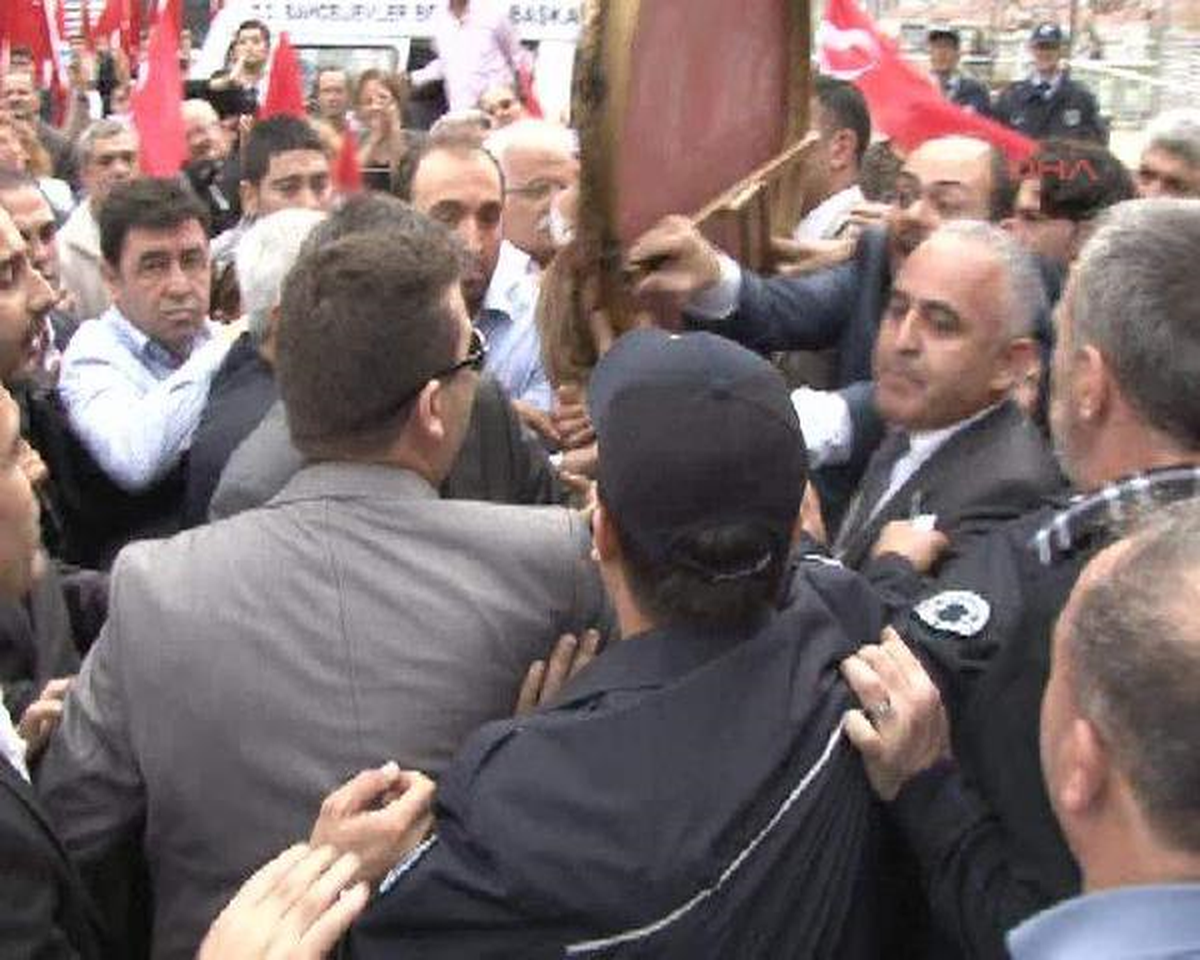 Bahçelievler\'de CHP\'lilerle Polis Arasında Çelenk Arbedesi