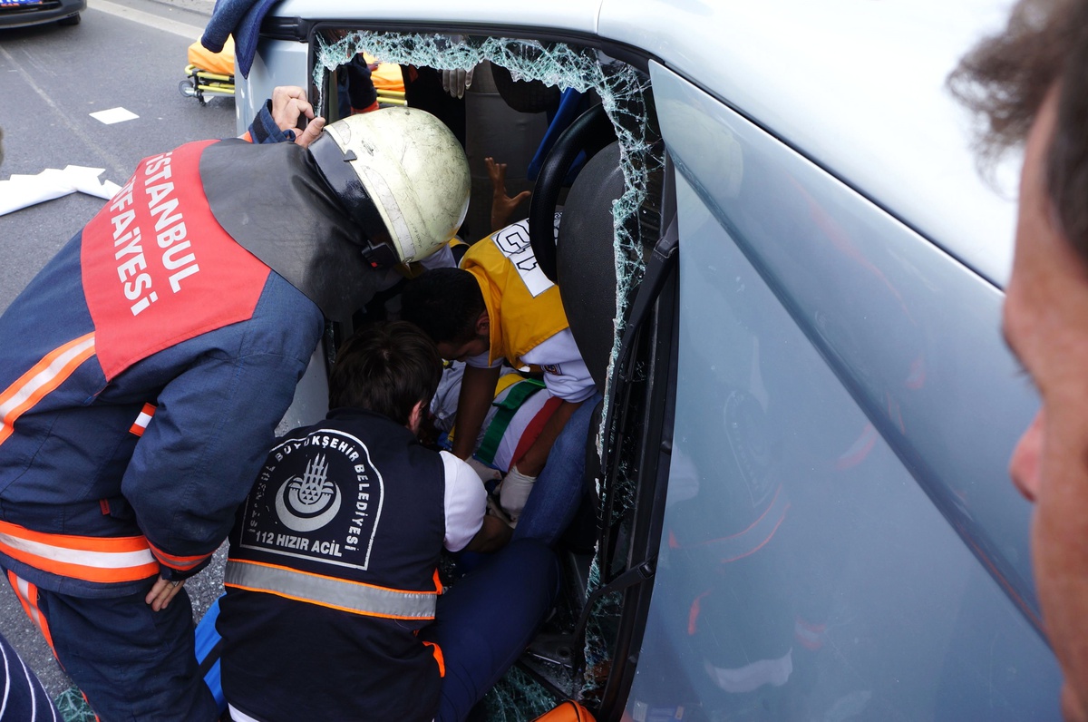 Bariyerlere Çarpan Araç Takla Attı: 3 Yaralı