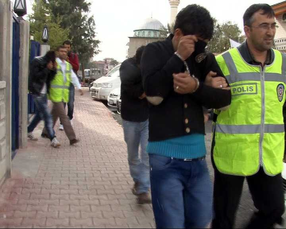 Bayramlaşmak Bahanesiyle Apartmandan Ayakkabı Çaldılar
