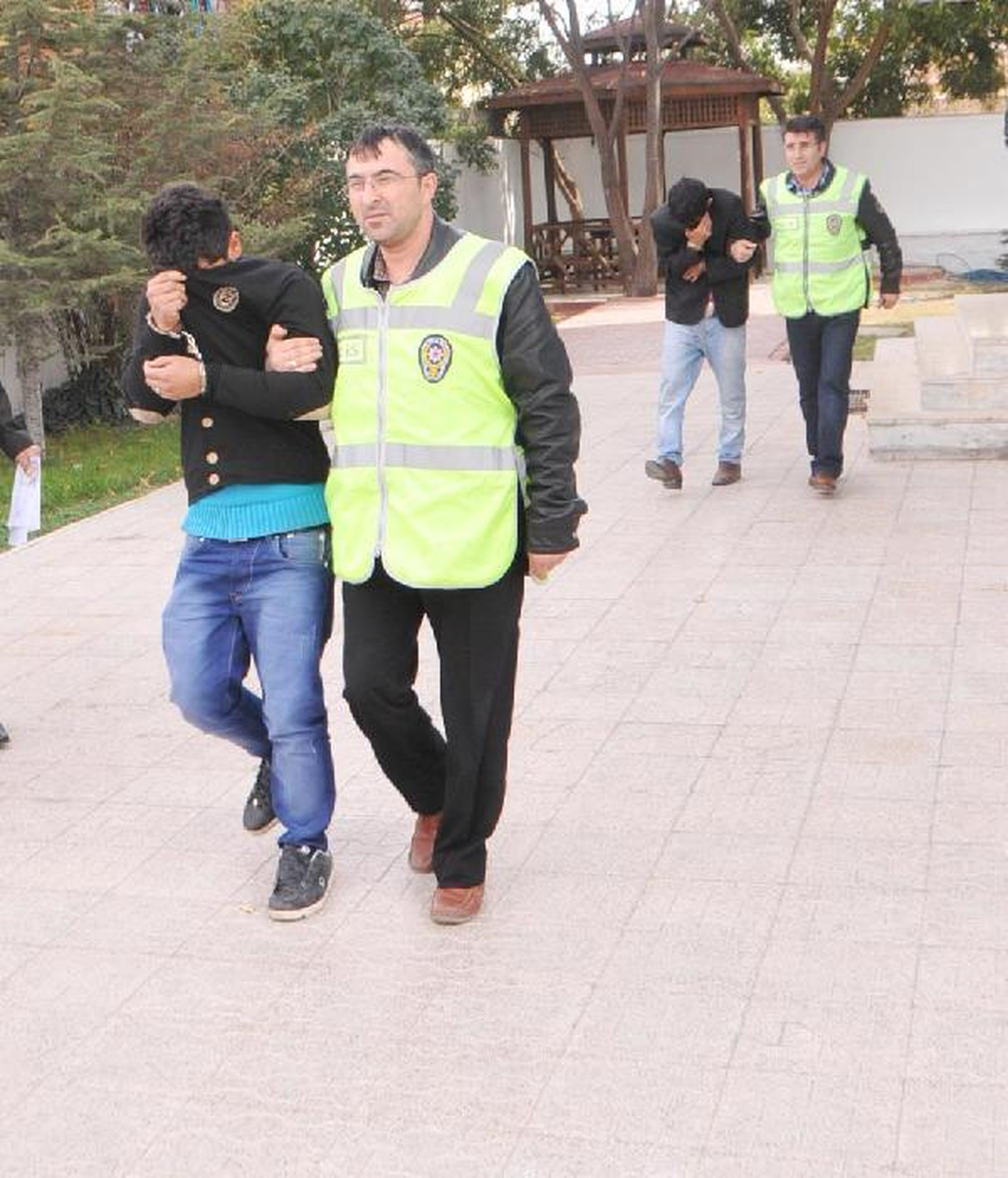 Bayramlaşmak İçin Girdikleri Apartmandan 7 Çift Ayakkabı Çaldılar