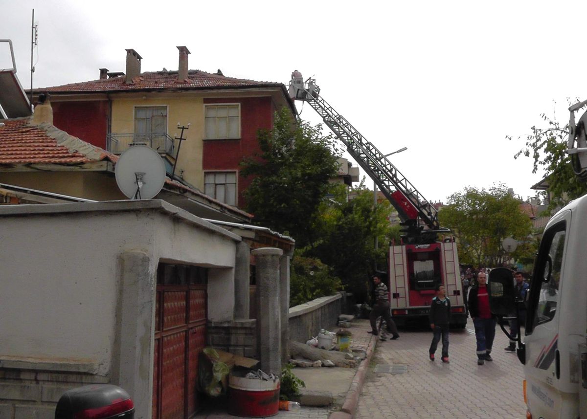 Beyşehir\'de Çatı Yangını Büyümeden Söndürüldü