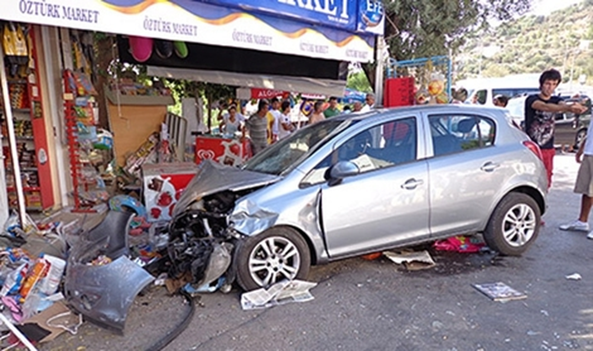 Bodrum\'da Otomobil Markete Girdi