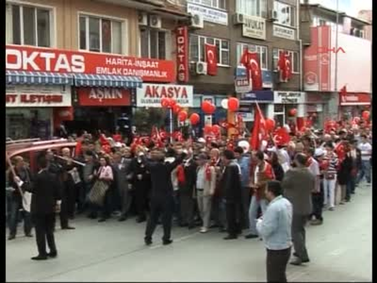 Bursa CHP'liler İnegöl'de Yürüyüş Yaptı, Anıta Karanfil Bıraktı