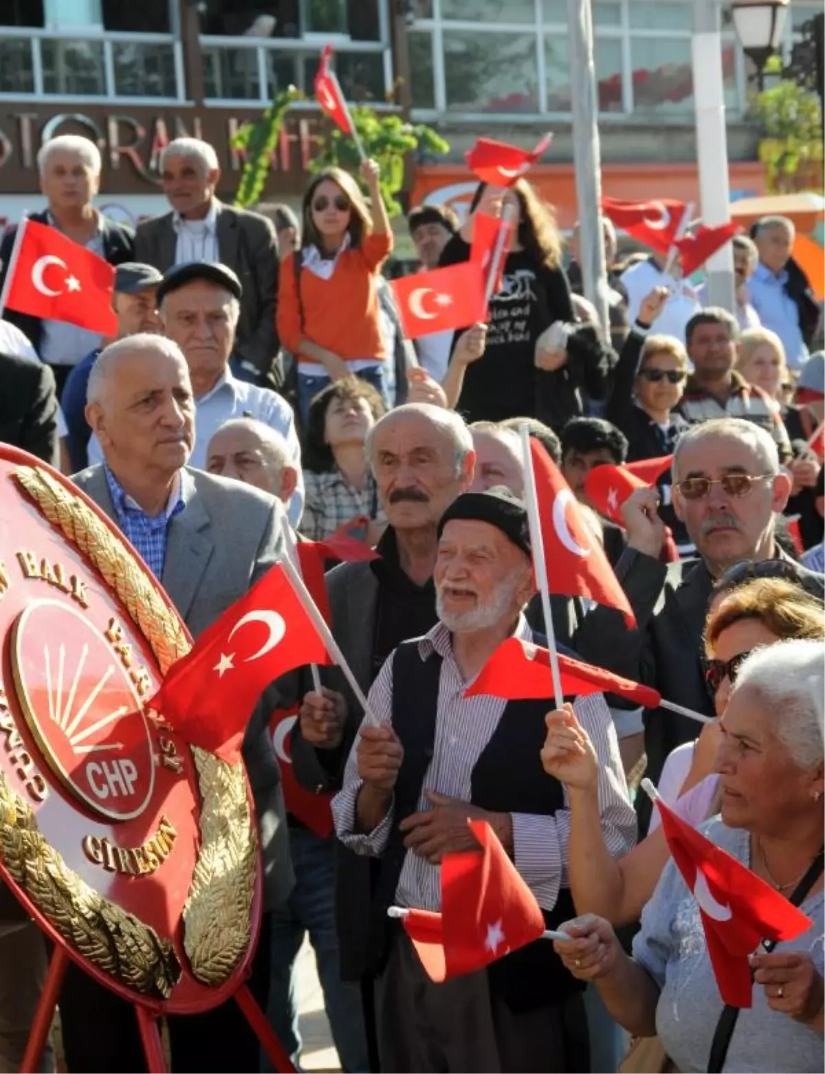 CHP'liler Cumhuriyet Bayramı İçin Çelenk Sunma Töreni Düzenledi