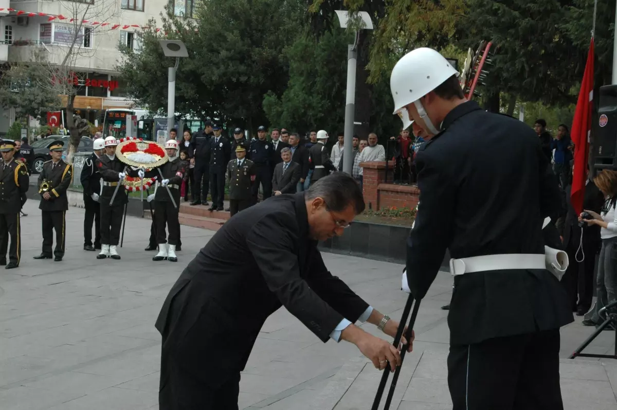 Cumhuriyet Bayramı Çelenk Sunma Töreni ile Başladı