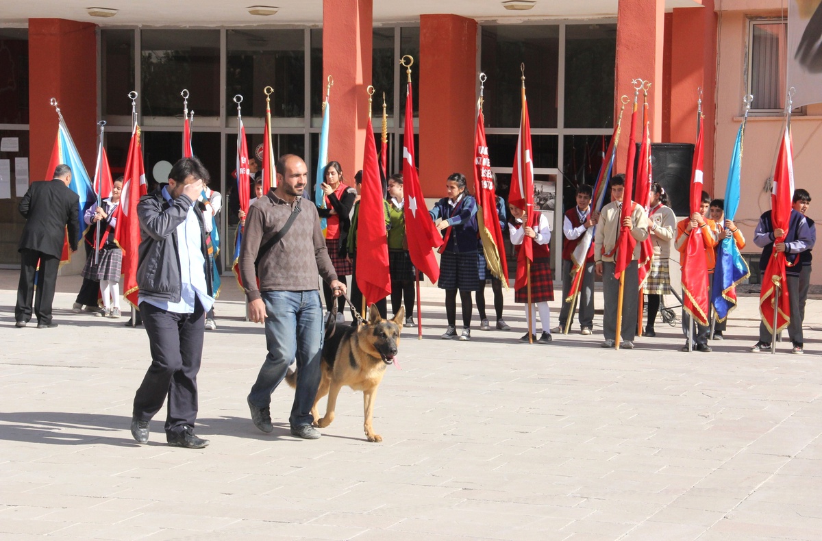 Cumhuriyet Bayramı Etkinliklerine Belediye Başkanı Katılmayınca, Çelengi Geri Gönderildi