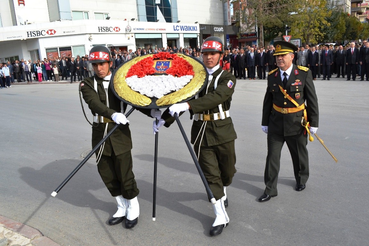 Cumhuriyetin 89. Yılı Nedeniyle Atatürk Anıtına Çelenk Koyuldu