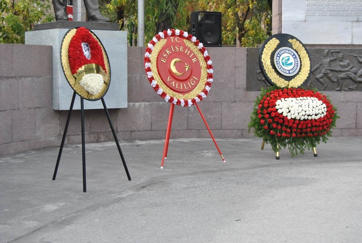 Eskişehir\'de 29 Ekim Kutlamaları Çelenk Sunumuyla Başladı
