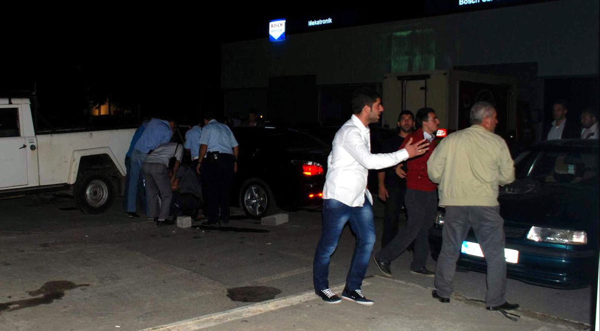 İntihar İçin Kendini Araca Kitleyen Şahsı Polis Kurtardı
