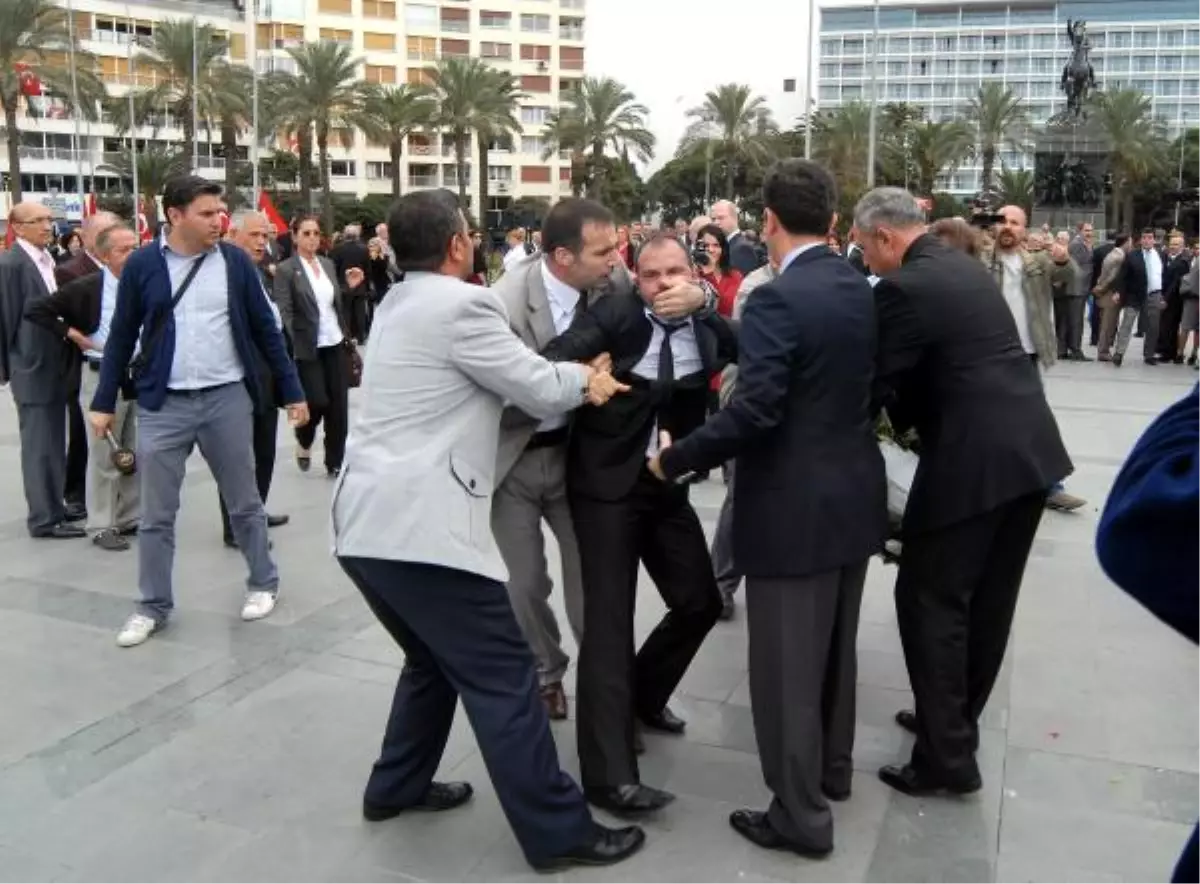 İzmir\'de Çelenk Gerginliği