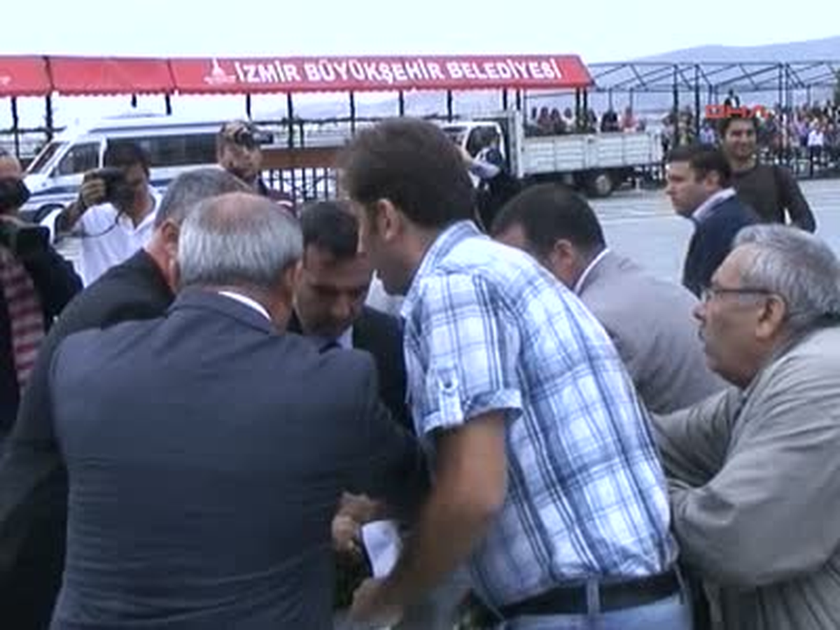 İzmir\'de Add\'nin Atatürk Anıtı\'na Çelenk Koyması Engellendi )