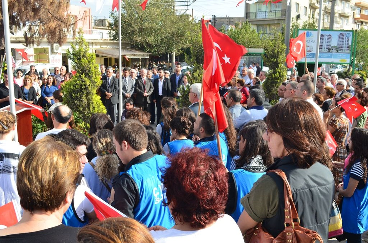 İzmir\'de Çelenk Krizi!