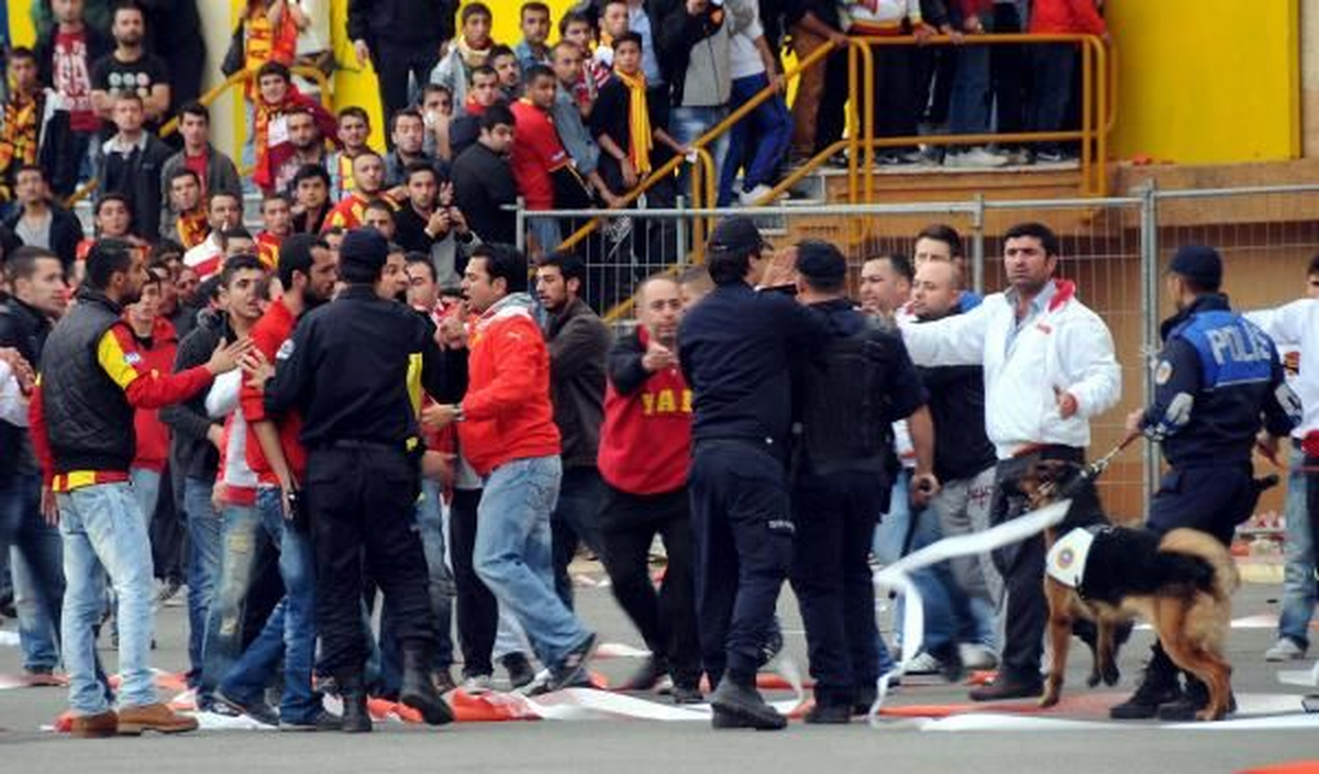 İzmir Derbisinde Olaylar Çıktı