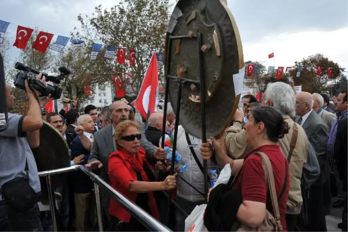 Kadıköy\'de Gergin Tören