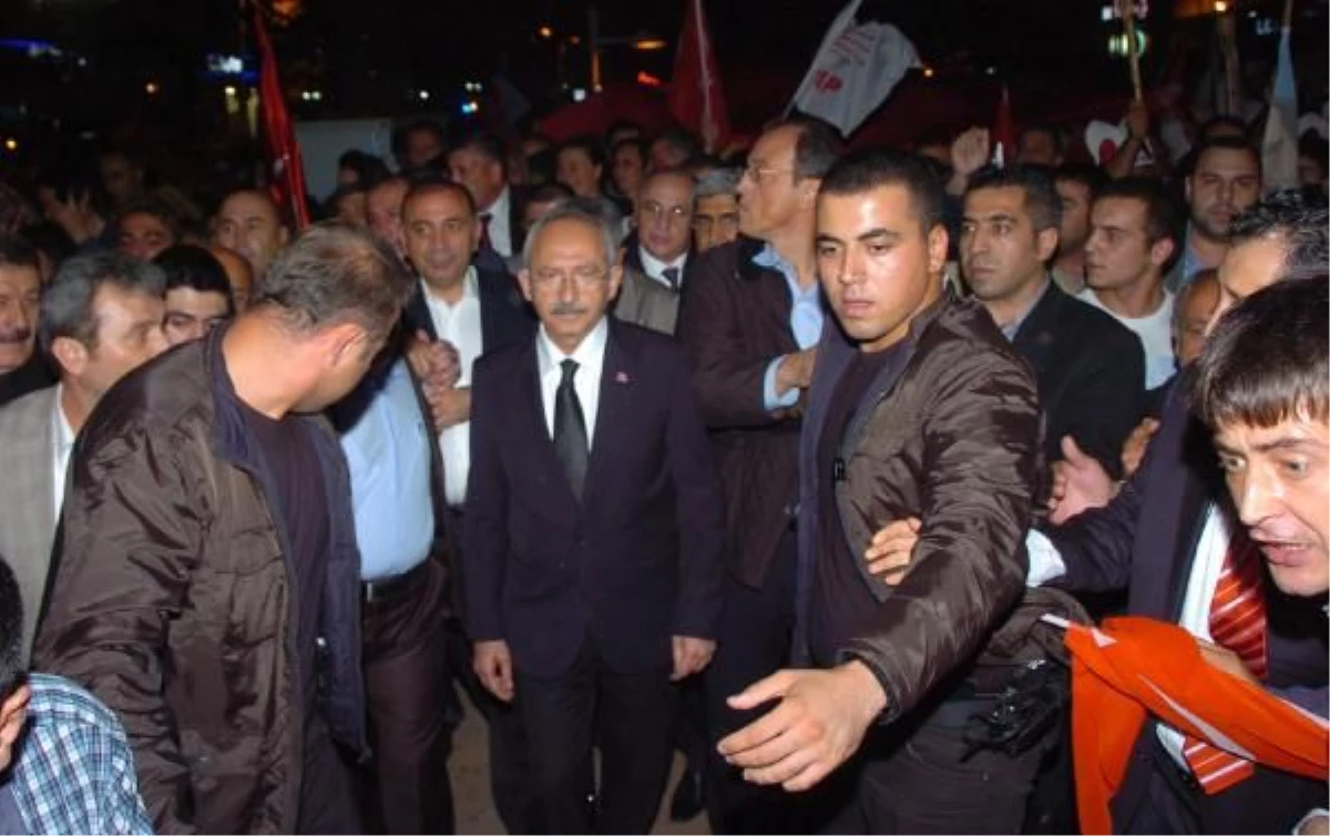 Kılıçdaroğlu İzmit\'te Cumhuriyet Şöleni Yürüyüşüne Katıldı