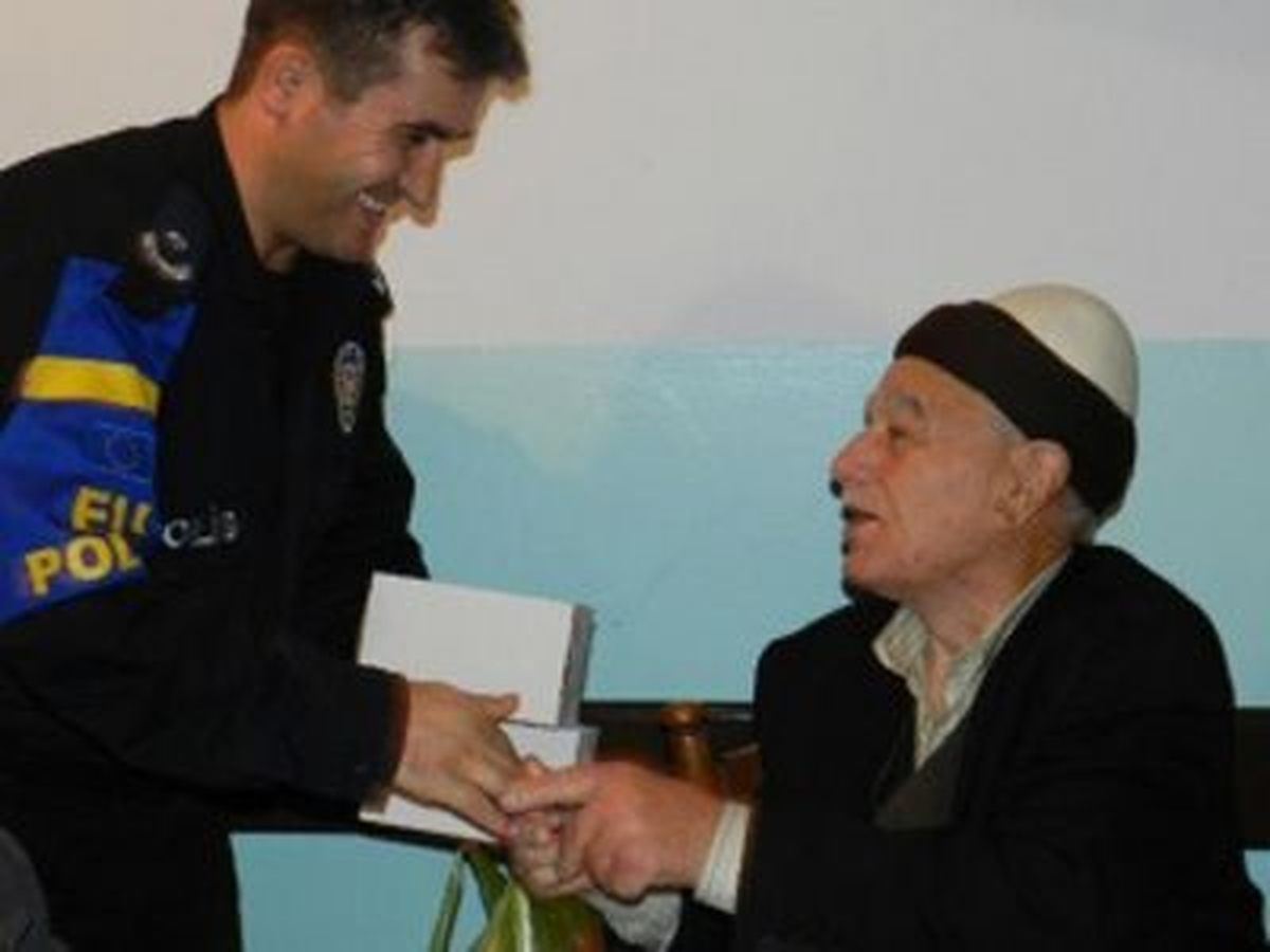 Kosova\'daki Türk Polisi Huzurevini Ziyaret Ederek Yaşllların Bayramlarını Kutladı