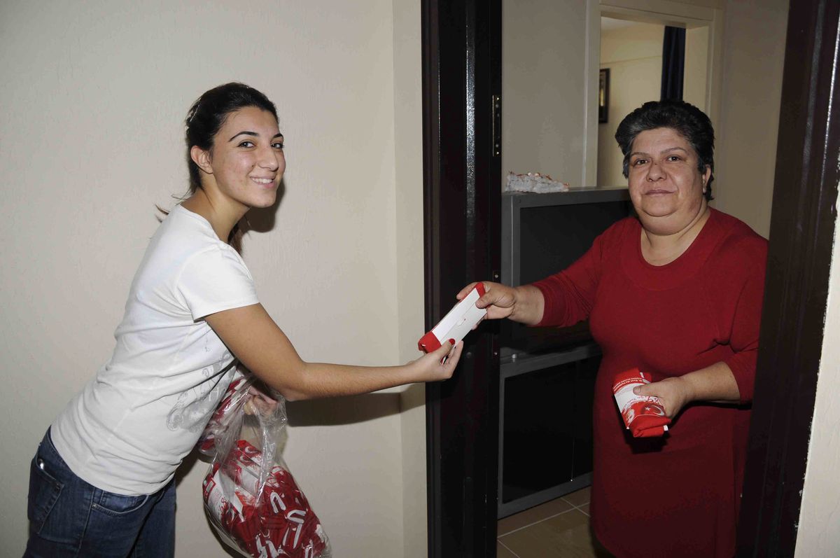 Kuşadası Belediyesi 10 Bin Türk Bayrağı Dağıttı