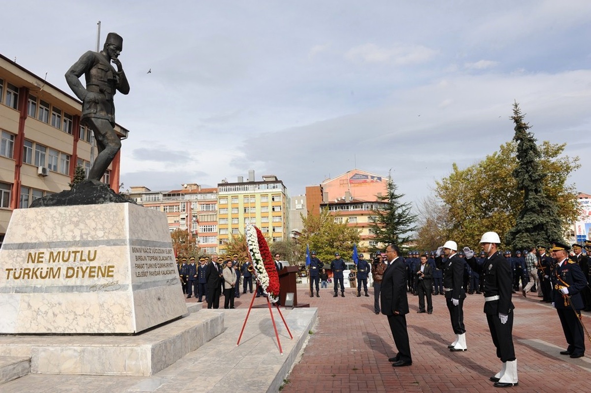 Kütahya\'da Atatürk Anıtı\'na Çelenk Sunuldu