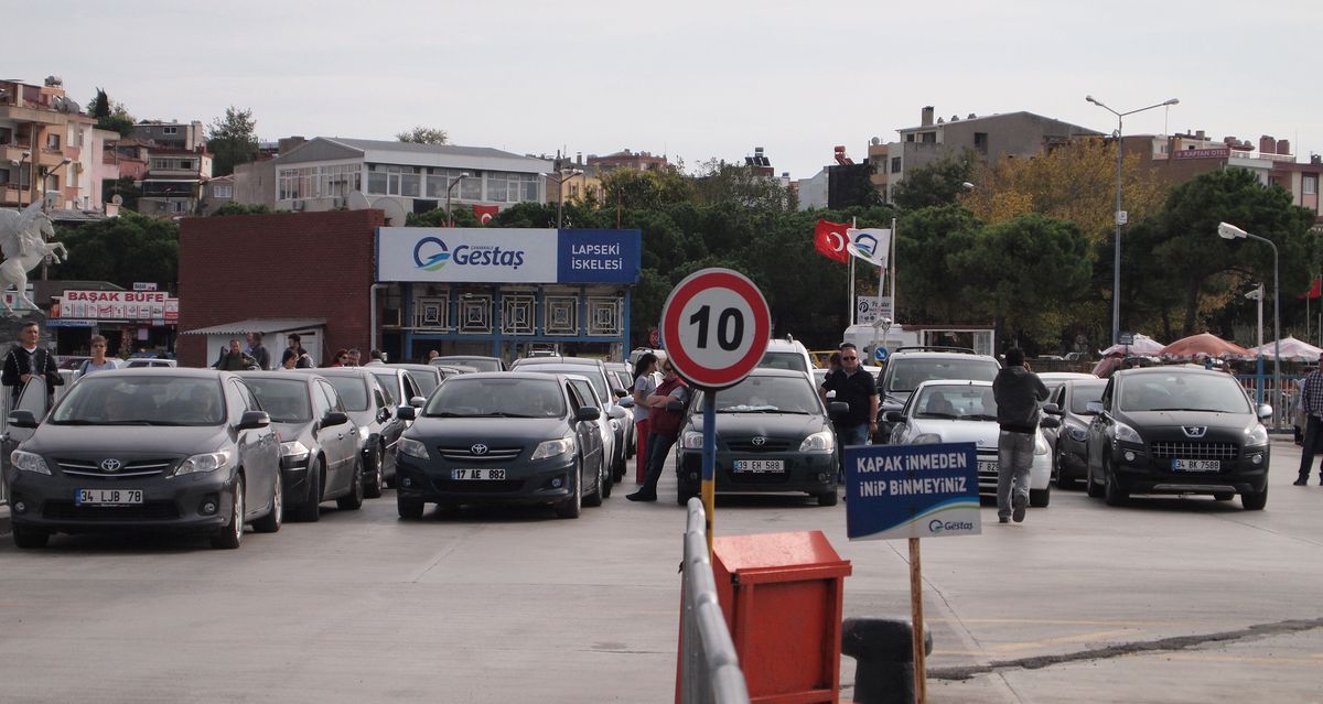Lapseki\'de Feribot Kuyruğu