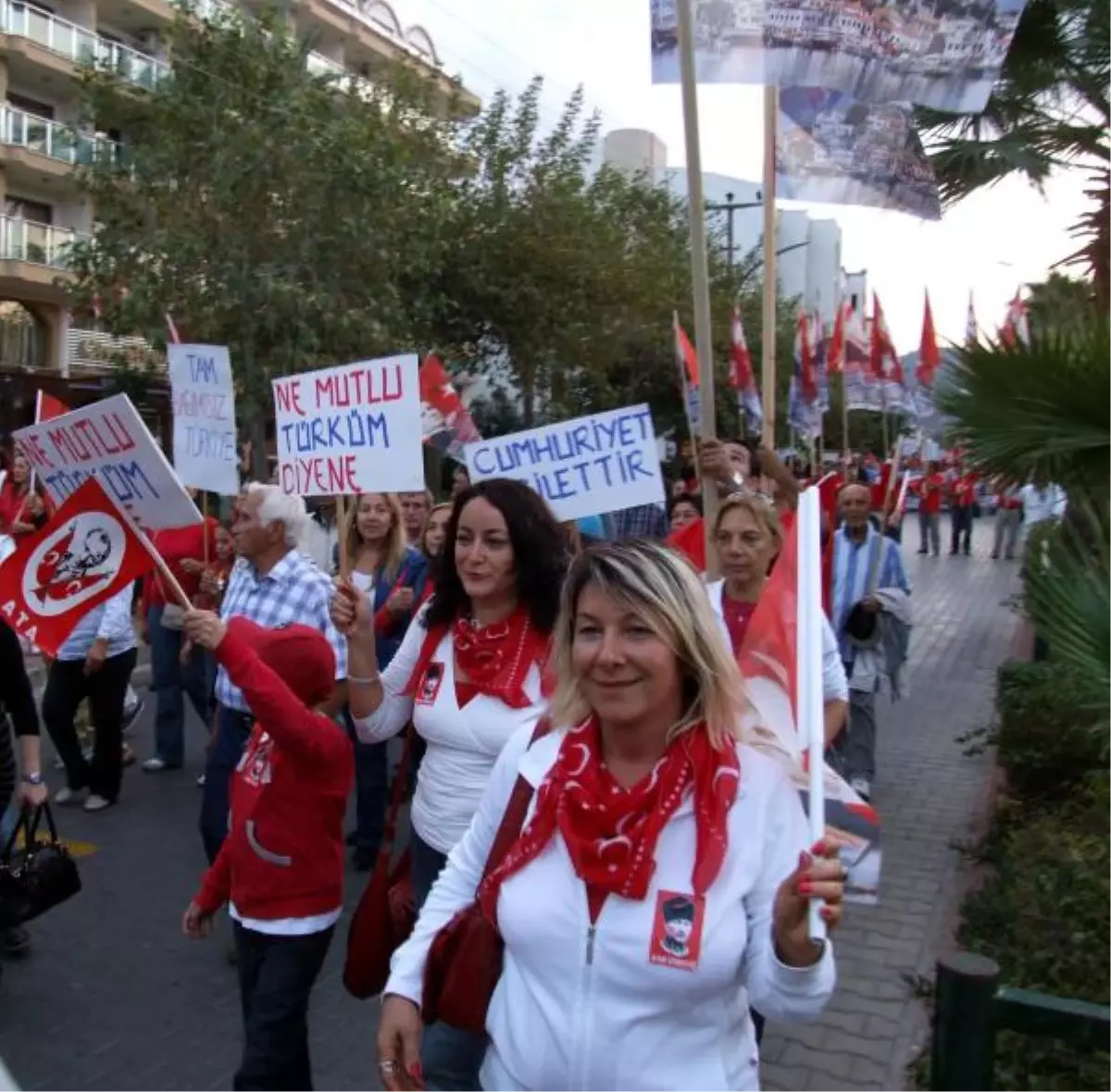 Marmaris\'te Cumhuriyet Yürüyüşü
