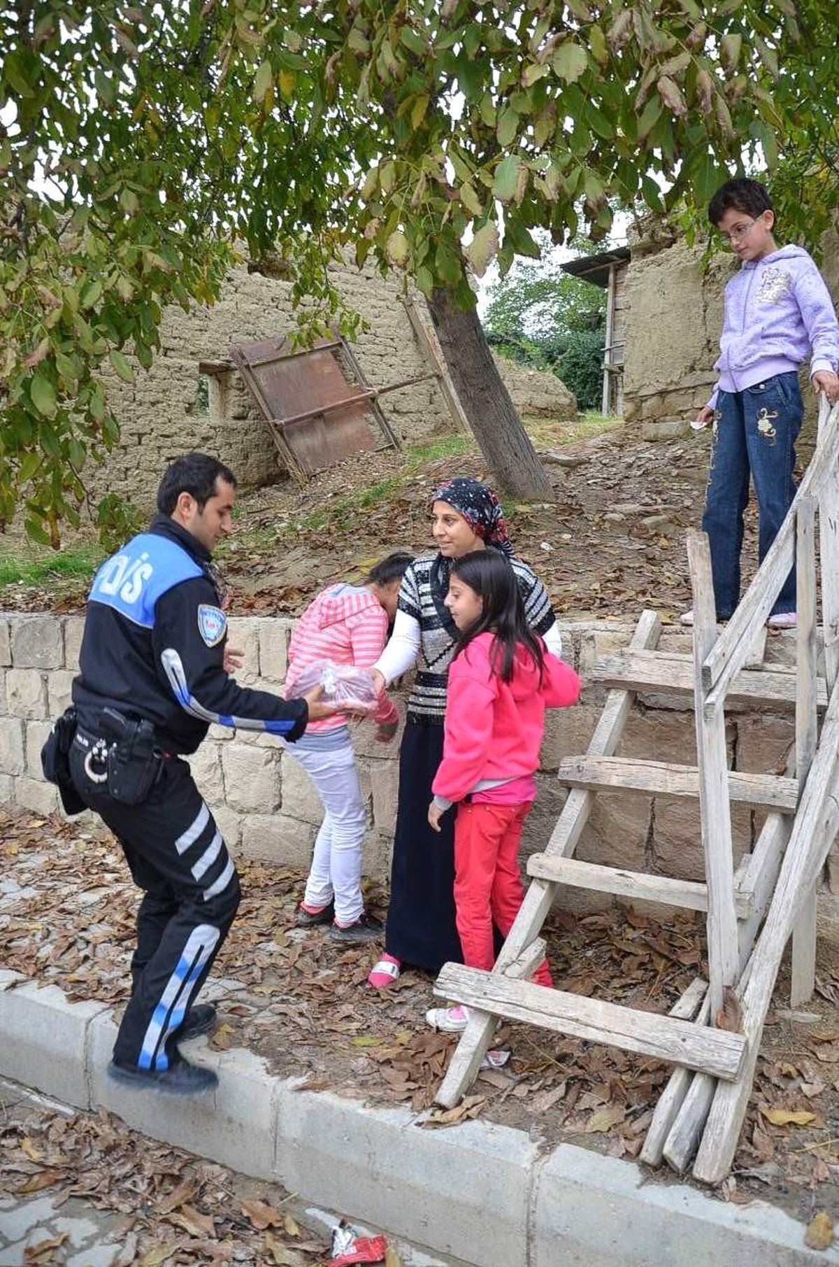 Polis Kurban Eti Dağıttı