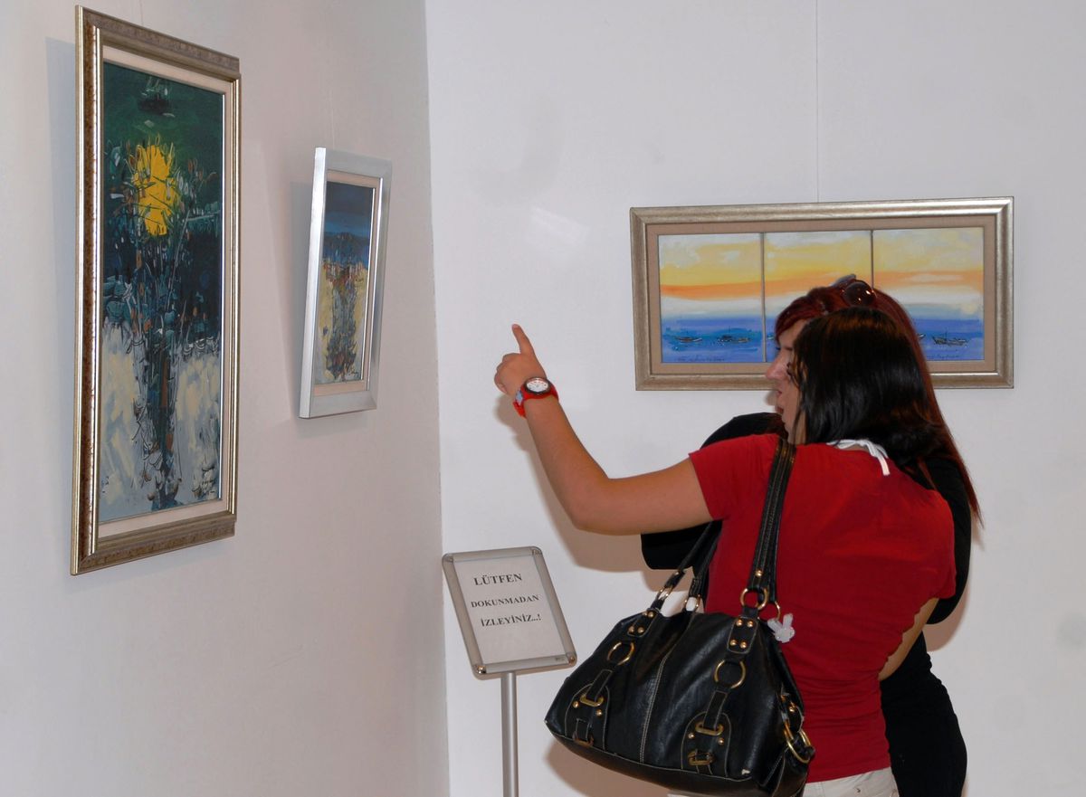 Ressam Karoğlu\'nun Sergisine İlgi