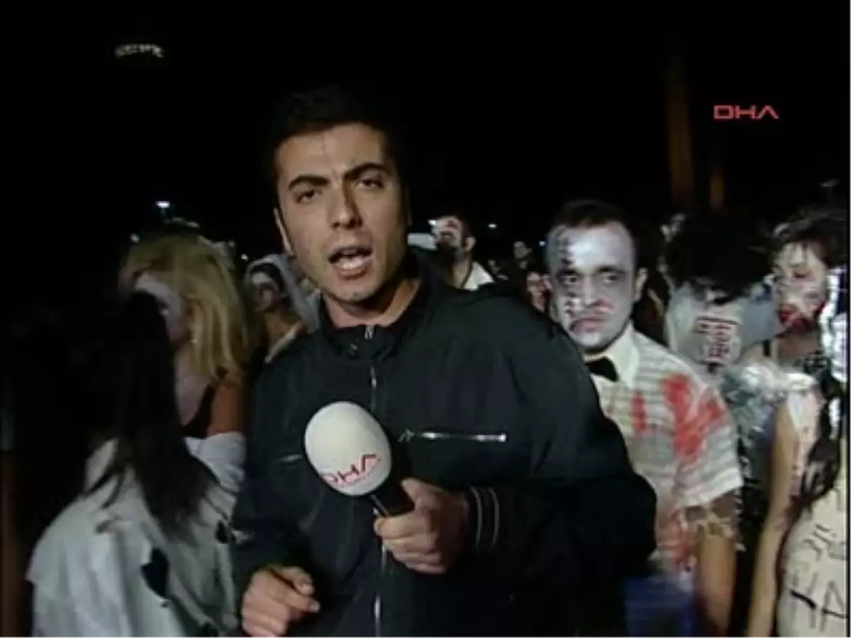 Sultanahmet\'i Zombiler Bastı Sultanahmet Meydanı\'nda Zombi Kılığına Girmiş 200 Gönüllü Dansçı...